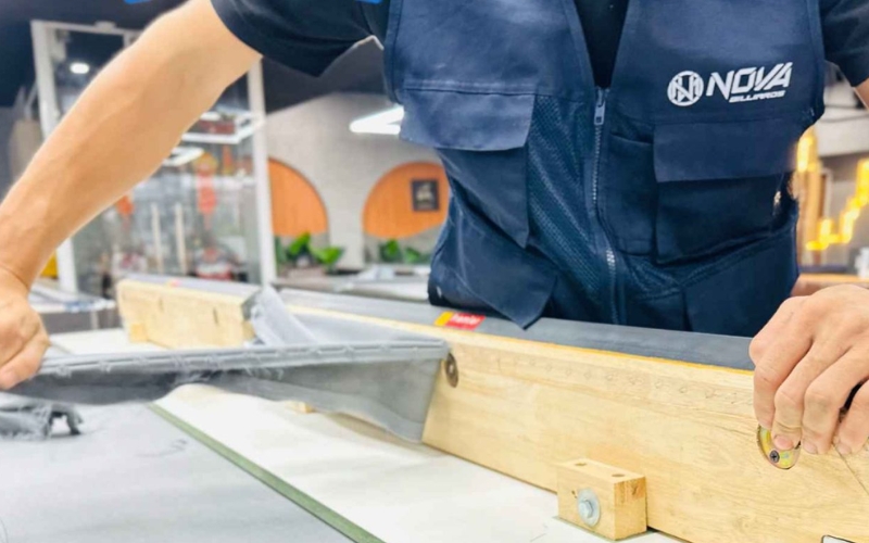 gỡ bỏ lớp nỉ cũ trên mặt bàn