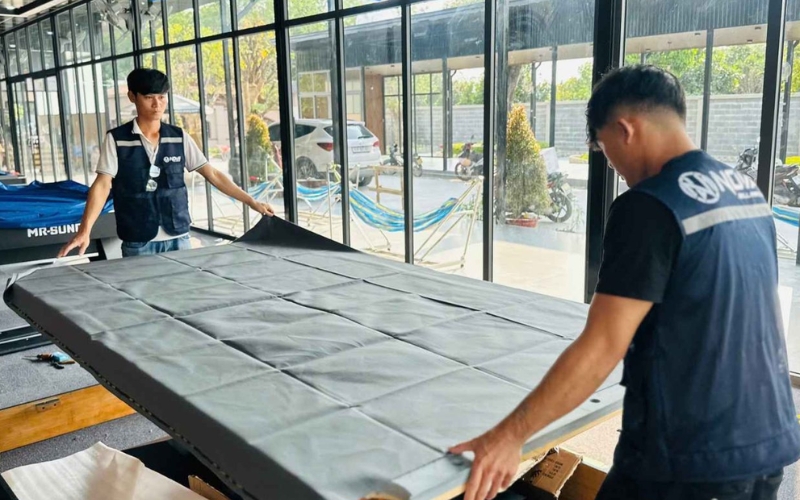 thay vải nỉ mới cho mặt bàn bida