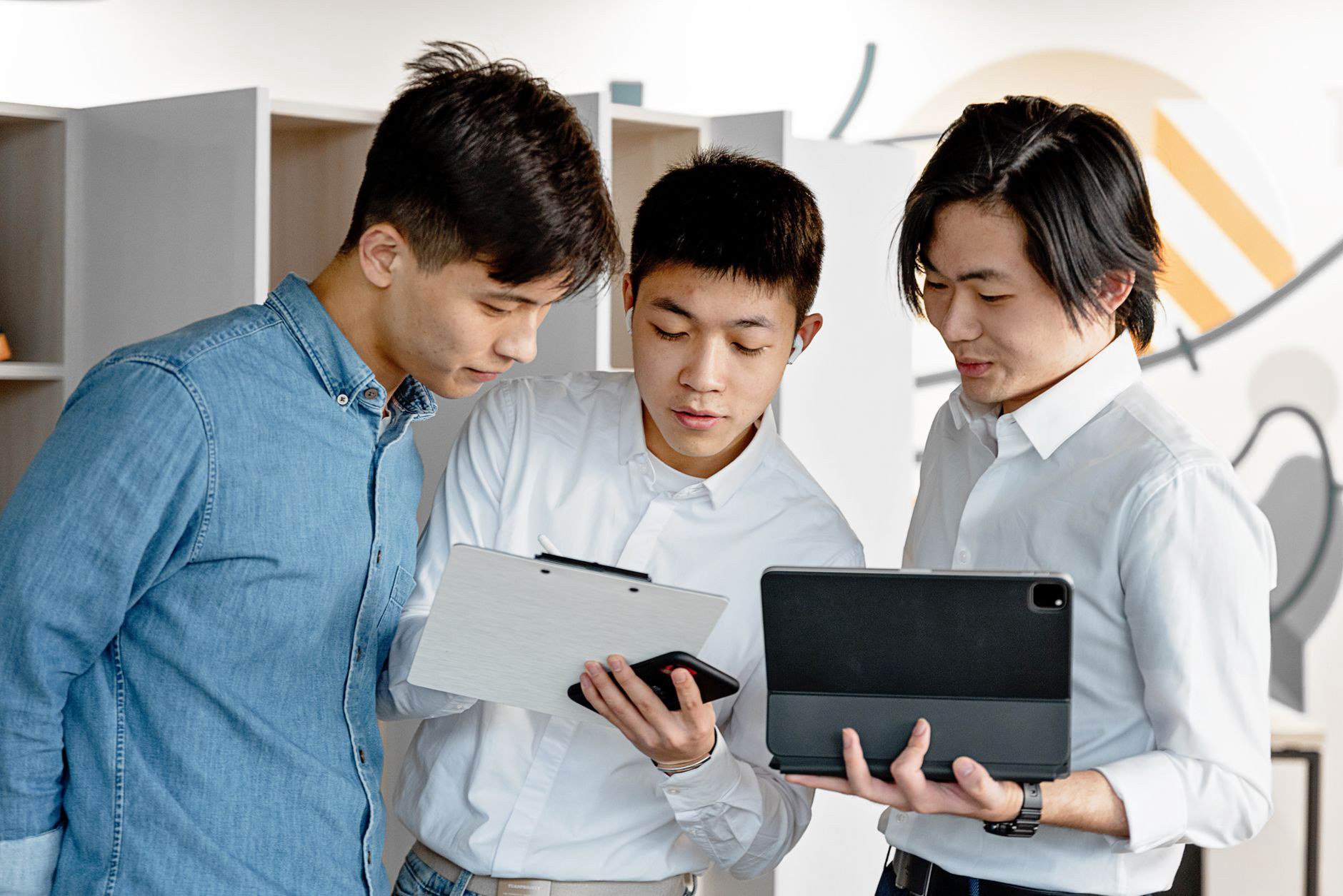 Đồng phục chuyên nghiệp giúp đội sale IT chốt hợp đồng hiệu quả hơn Đồng phục chuyên nghiệp giúp đội sale IT chốt hợp đồng hiệu quả hơn