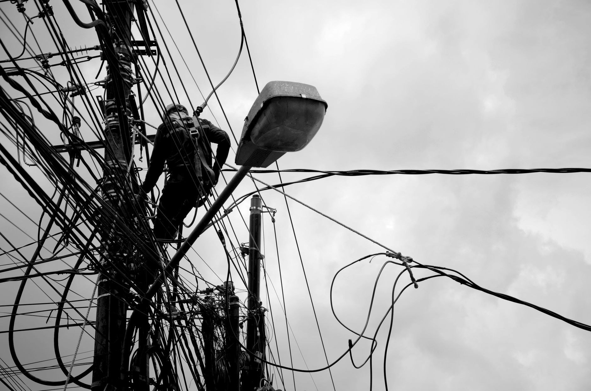 Giới hạn thực tế khi tự lắp: đường dây, nguồn điện và số lượng camera tăng dần Giới hạn thực tế khi tự lắp: đường dây, nguồn điện và số lượng camera tăng dần